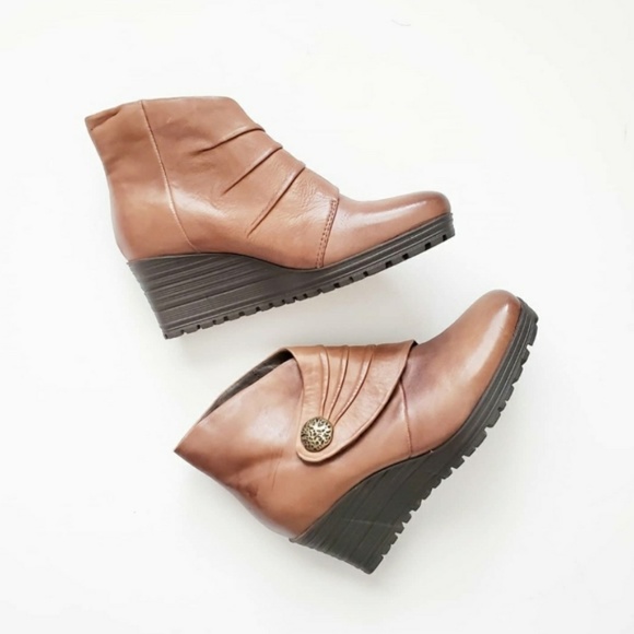 Earth Shoes - EARTH Leather Wedge Ankle Boots Cinnamon Dune 6B